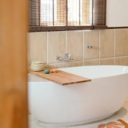 All Inclusive Luxurious Coliving La Kookaburra Хостел *