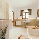 All Inclusive Luxurious Coliving La Kookaburra Hostel Coín